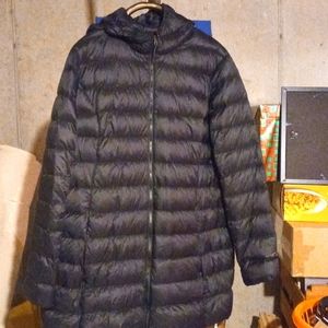 Eddie Bauer Women's XL puffer coat with zipper pockets.